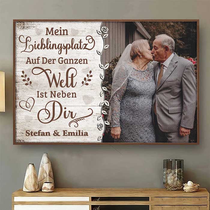 Mein Lieblingsplatz Ist Neben Dir - Bild Hochladen. Geschenk Für Paare. Ehemann Und Ehefrau - Personalized Horizontal Poster German