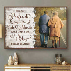 O Meu Lugar Preferido Está Perto De Si - Carregar Imagem. Presente Para Casais. Marido E Sposa - Personalized Horizontal Poster Portuguese