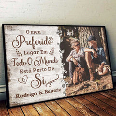 O Meu Lugar Preferido Está Perto De Si - Carregar Imagem. Presente Para Casais. Marido E Sposa - Personalized Horizontal Poster Portuguese