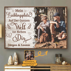 Mein Lieblingsplatz Ist Neben Dir - Bild Hochladen. Geschenk Für Paare. Ehemann Und Ehefrau - Personalized Horizontal Poster German